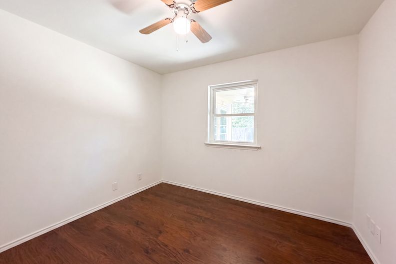 Photo 5 of 18 of 604 Todd Ct, Burleson, TX
