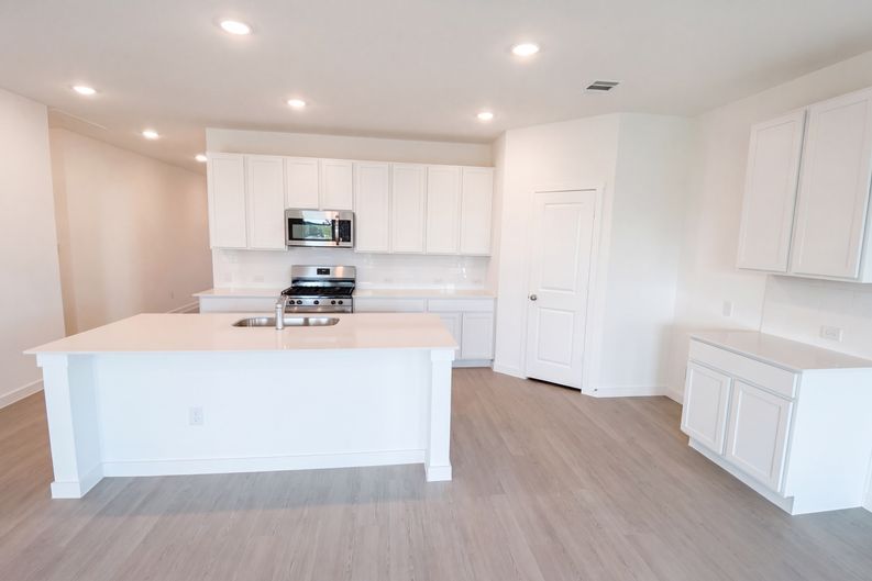 Photo 4 of 36 of 14824 Berkshire Way, San Antonio, TX