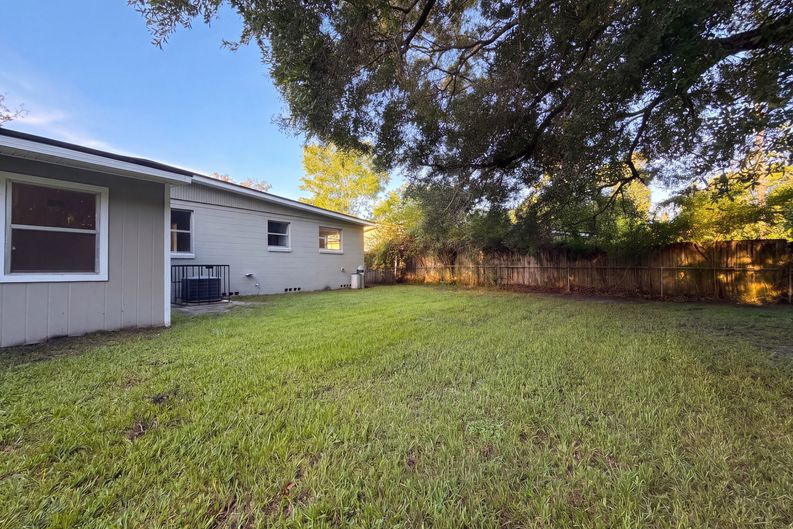 Photo 21 of 26 of 6535 Lou Dr N, Jacksonville, FL