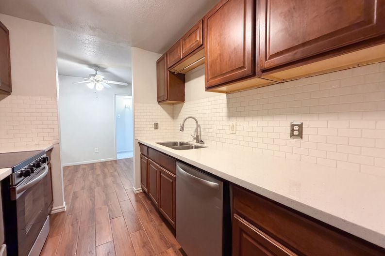 Photo 9 of 16 of 6606 De Moss Dr, Houston, TX