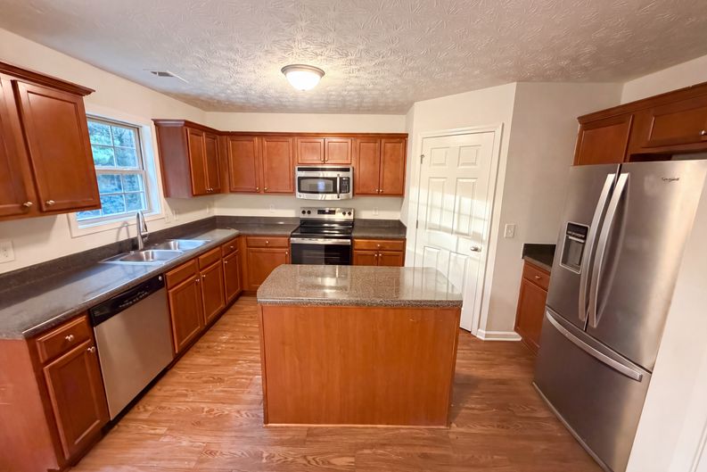 Photo 8 of 28 of 5747 Union Pointe Dr, Union City, GA
