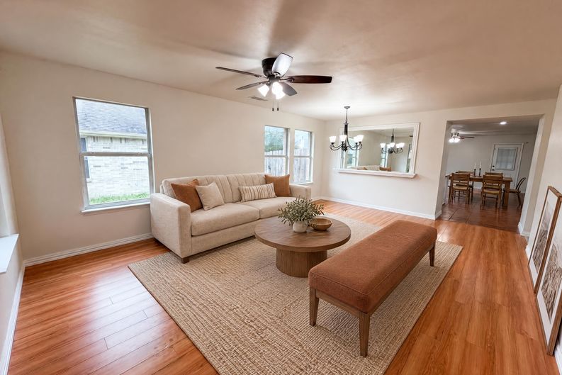 Photo 3 of 19 of 111 Forest Park Ln, Red Oak, TX