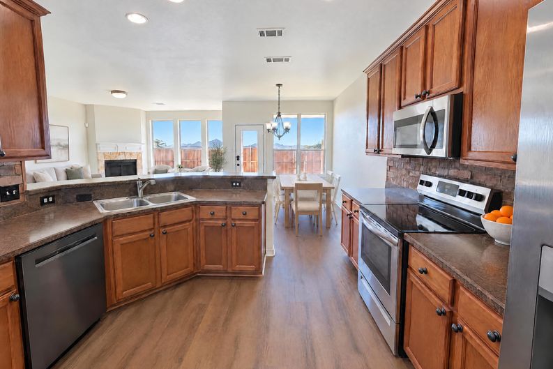 Photo 3 of 23 of 1476 Park Crest Dr, Crowley, TX