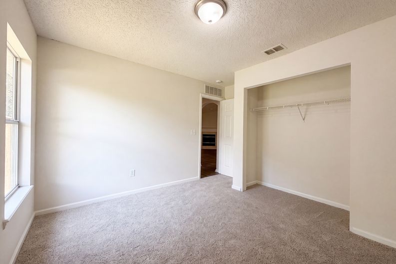 Photo 12 of 23 of 8436 Staplehurst Dr W, Jacksonville, FL