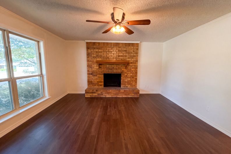 Photo 3 of 18 of 1406 Tad St, Ennis, TX
