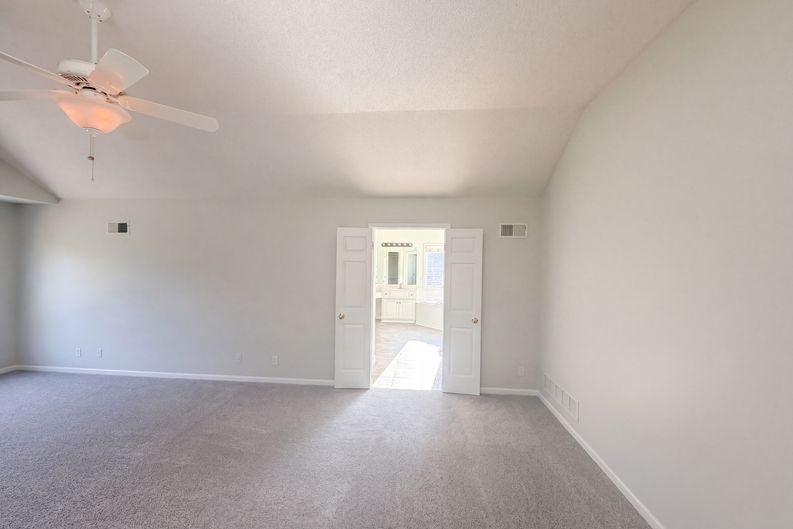 Photo 4 of 25 of 7825 W 143rd Pl, Overland Park, KS