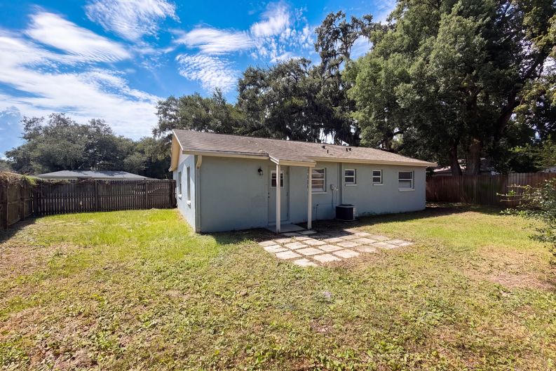 Photo 6 of 16 of 121 Inwood Cir, Brandon, FL