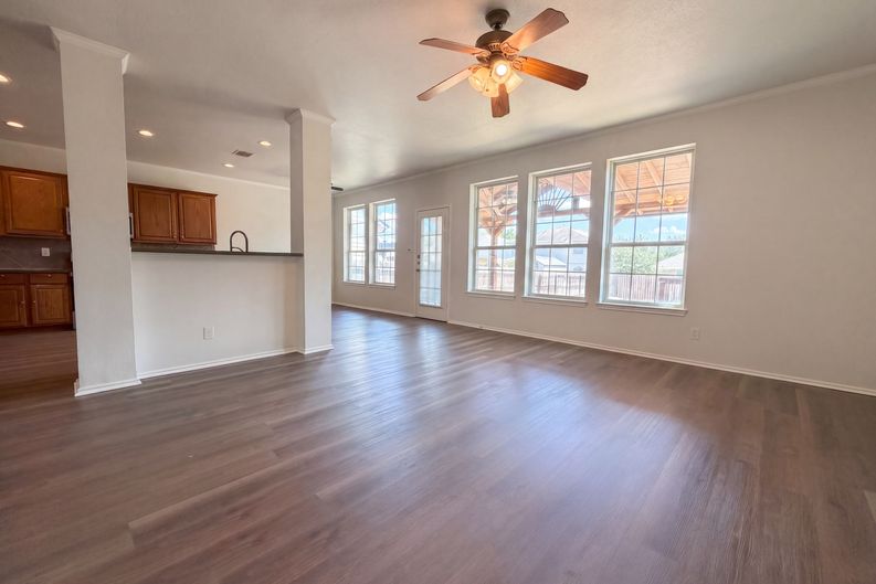 Photo 3 of 24 of 129 Carmel Dr, Cibolo, TX