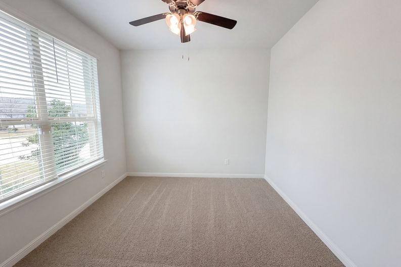 Photo 7 of 16 of 2520 Allview Ln, Red Oak, TX