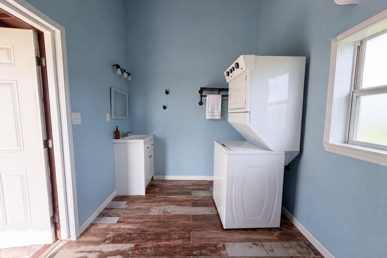 Photo 11 of 19 of 552 Marshall Johnson Ave S, Port Lavaca, TX