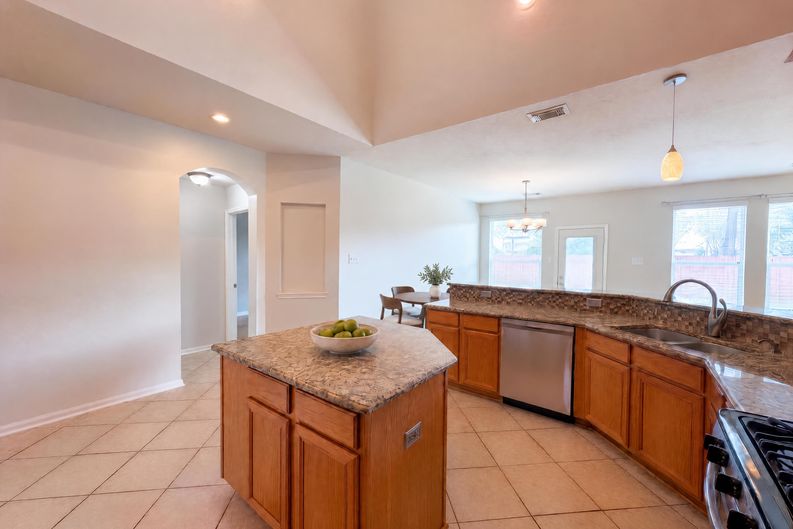 Photo 9 of 41 of 11810 White Water Bay Dr, Pearland, TX