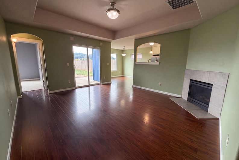Photo 3 of 14 of 1615 SE Jonathan Ave, Dallas, OR