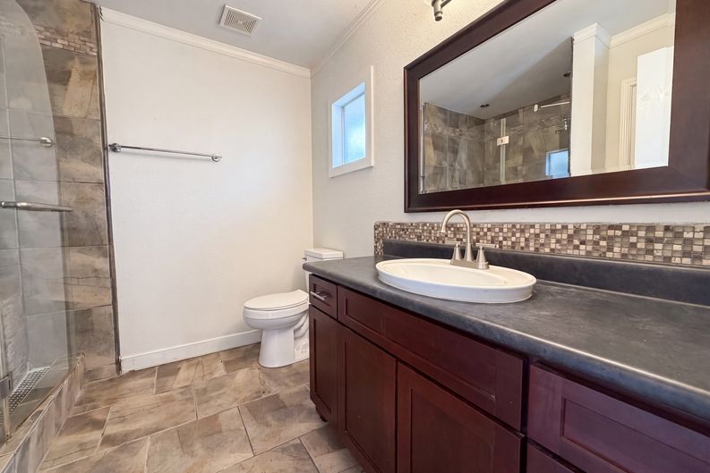 Photo 11 of 16 of 1620 Sunview Cir, New Braunfels, TX