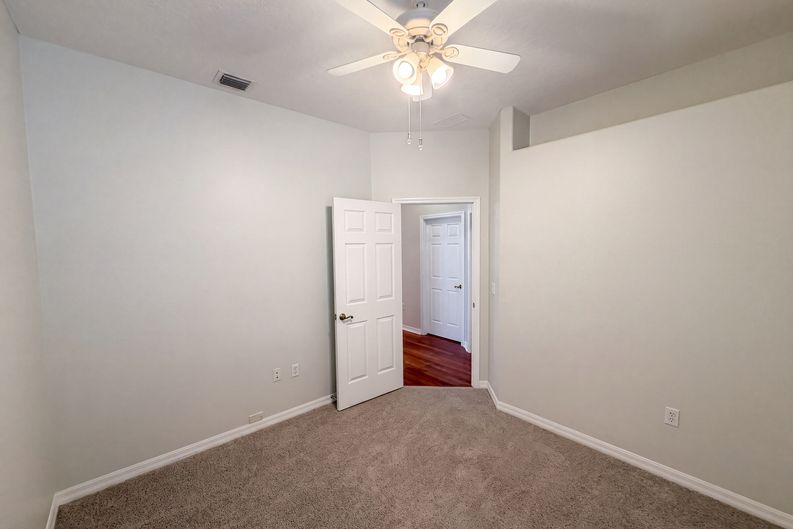 Photo 14 of 24 of 33450 Irongate Dr, Leesburg, FL