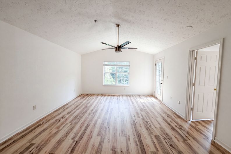 Photo 16 of 19 of 131 Bentley Pl, Tucker, GA