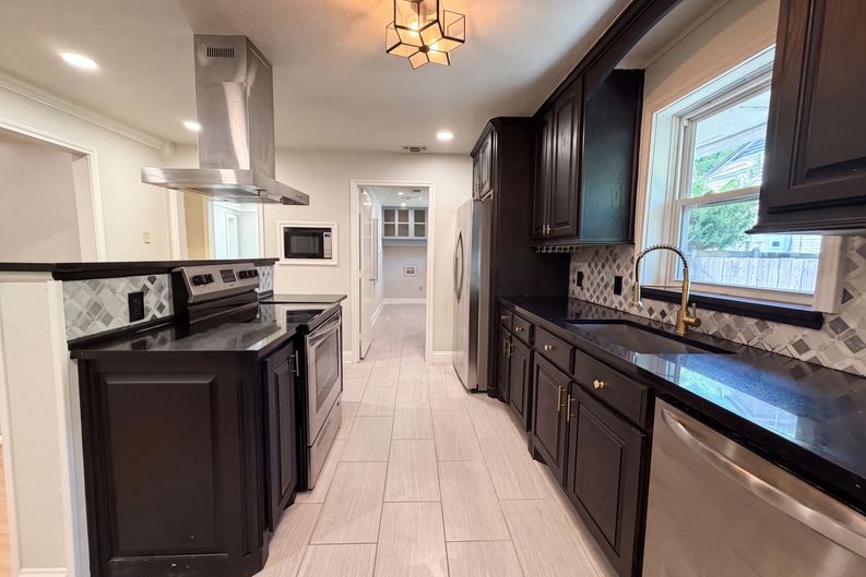 Photo 6 of 22 of 3423 Willow Crest Ln, Dallas, TX