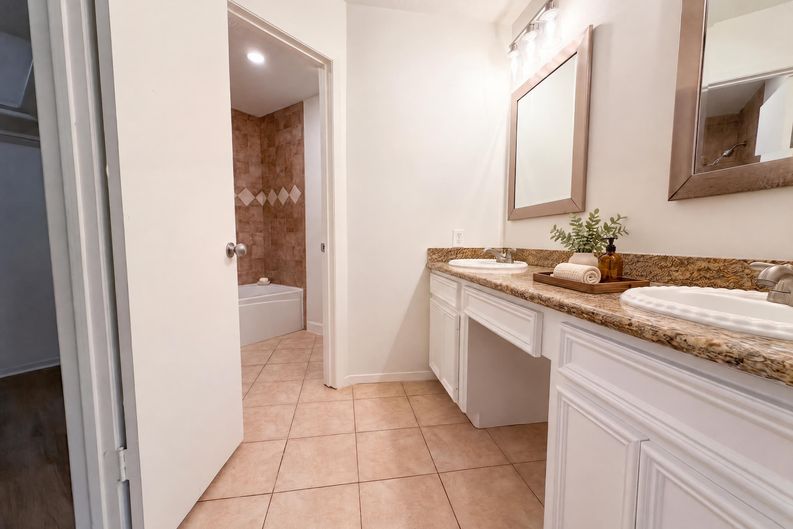 Photo 16 of 21 of 2307 Strait Ln, Houston, TX
