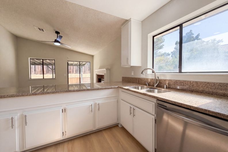 Photo 9 of 25 of 42355 Willeta Ave, Lancaster, CA