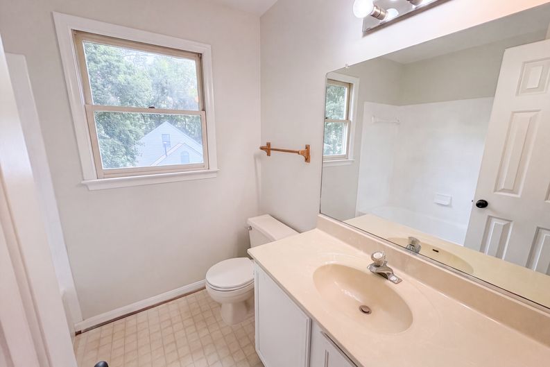 Photo 11 of 27 of 6401 Forest Grove Dr, Fredericksburg, VA