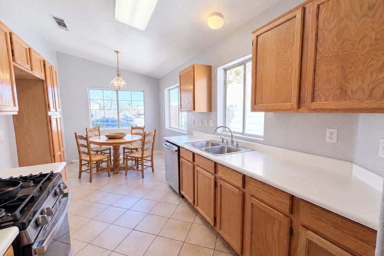 Photo 7 of 33 of 9121 Indian Breeze Dr, Las Vegas, NV