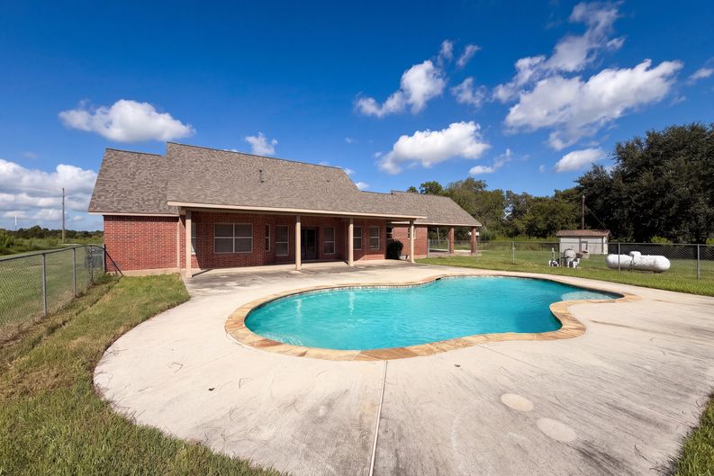Photo 5 of 31 of 1619 County Road 612, Dayton, TX