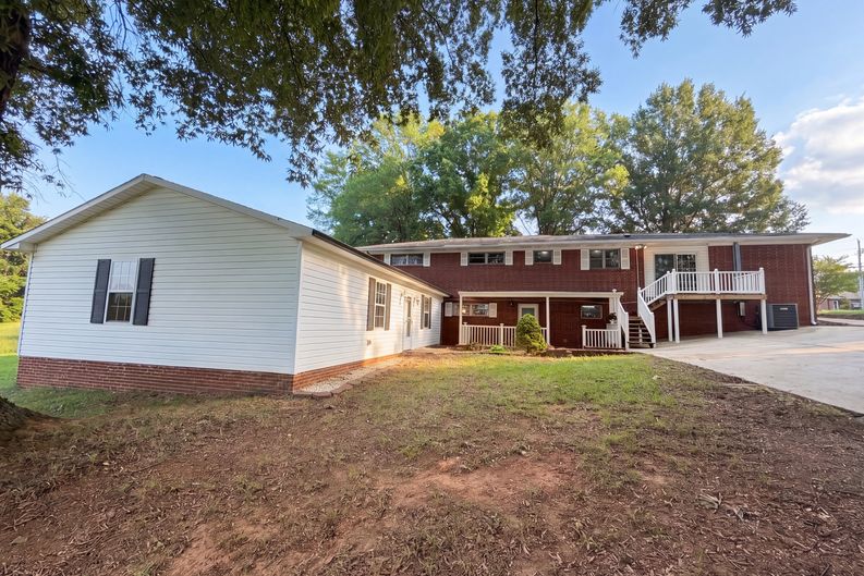 Photo 5 of 21 of 1580 W Cloaninger Ave, Statesville, NC
