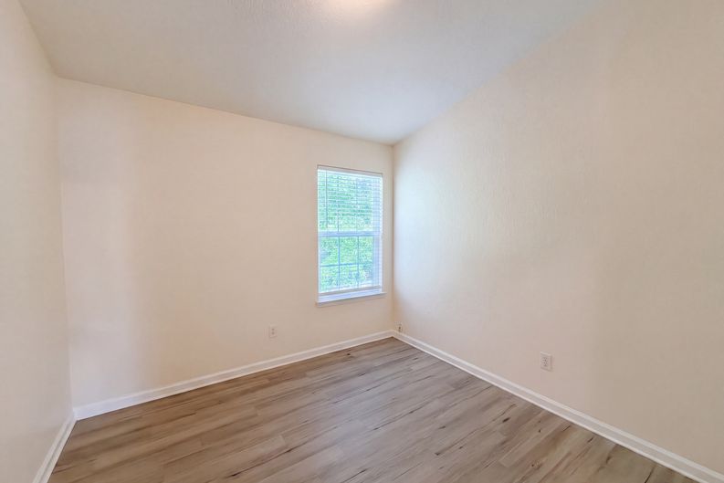 Photo 11 of 18 of 5080 Windsor Forrest Ln, Atlanta, GA
