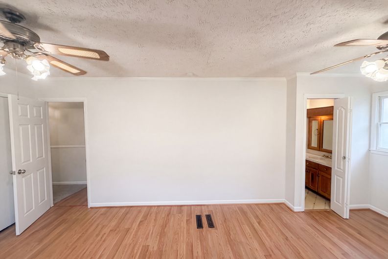 Photo 4 of 16 of 608 E Morehead St, Reidsville, NC