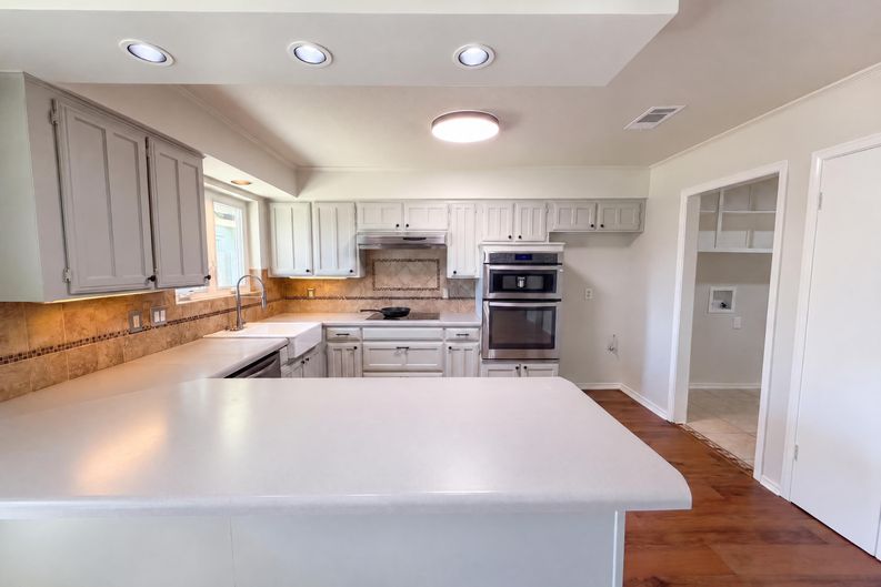 Photo 9 of 27 of 1208 Hillcrest Dr, Euless, TX