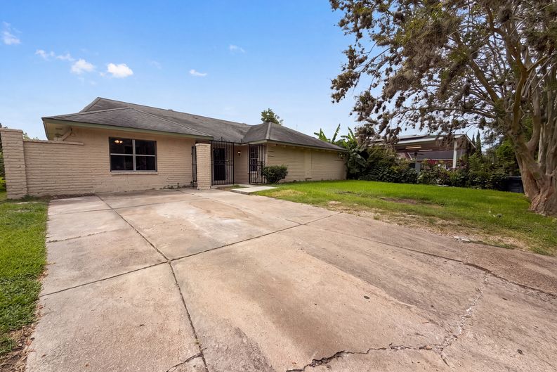 Photo 16 of 18 of 12510 Daventry Ln, Houston, TX