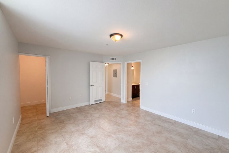 Photo 4 of 34 of 13838 Fairway Island Dr, Orlando, FL