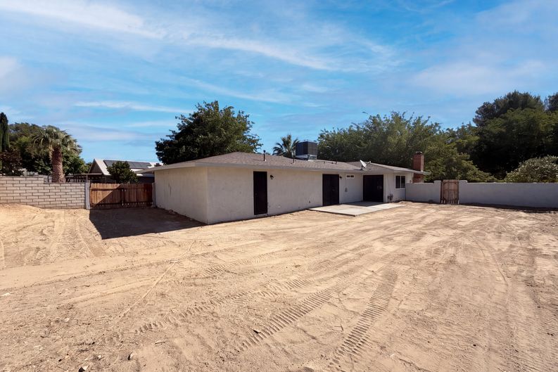 Photo 5 of 18 of 14729 Hartford Ln, Helendale, CA
