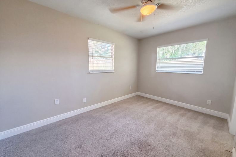 Photo 10 of 16 of 121 Inwood Cir, Brandon, FL