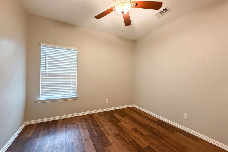 Photo 4 of 18 of 619 E Arlington Ave, Fort Worth, TX