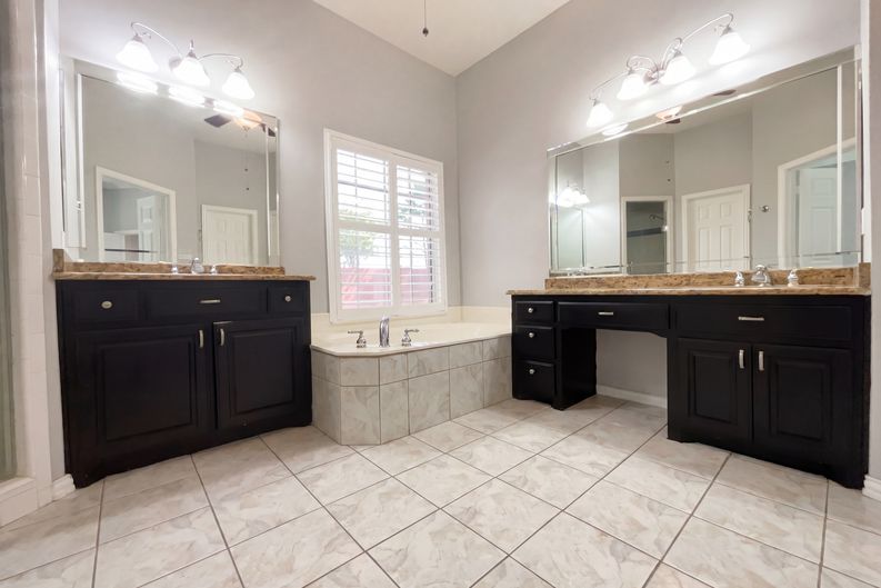 Photo 10 of 19 of 2400 Creekview Dr, Plano, TX
