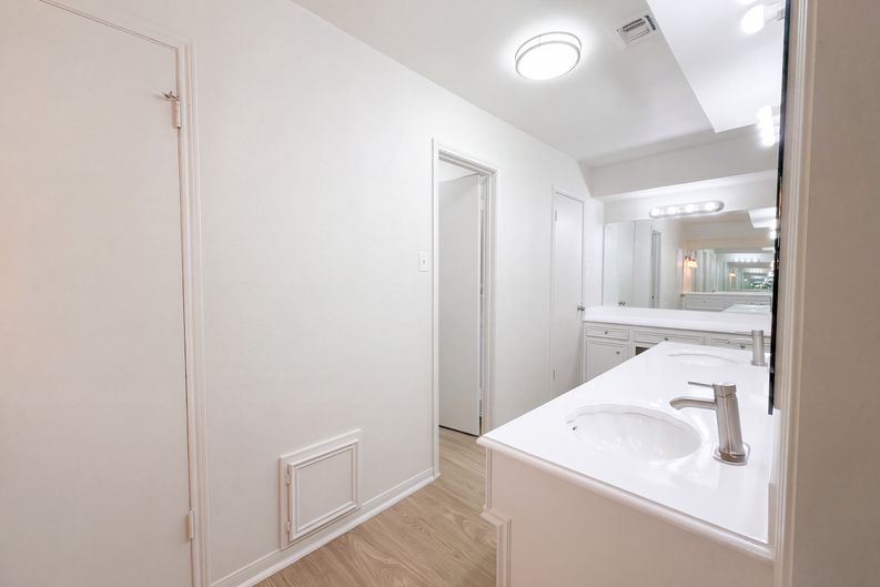 Photo 11 of 47 of 4042 Greenbriar Dr, Missouri City, TX