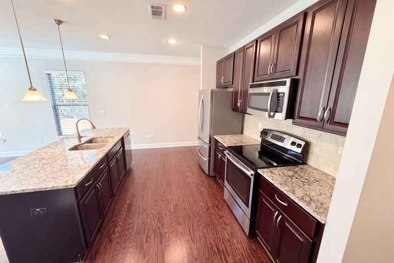 Photo 8 of 24 of 10555 Naramore Ln, Alpharetta, GA