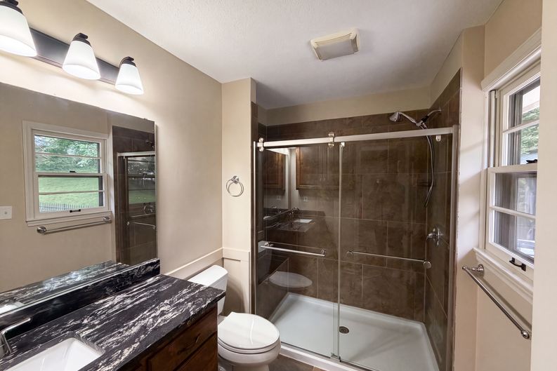 Photo 11 of 23 of 4321 NW Briarcliff Ln, Kansas City, MO