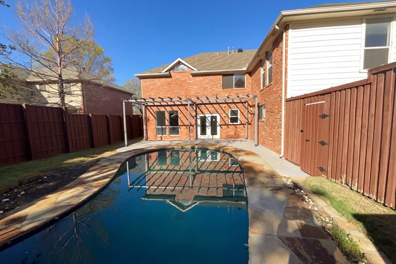 Photo 5 of 50 of 2406 Manchester Dr, Carrollton, TX