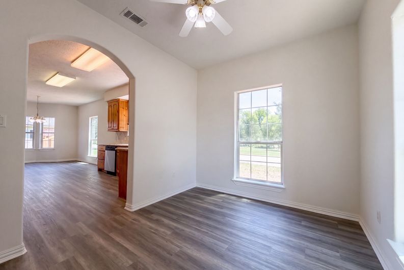 Photo 6 of 20 of 107 S Creek Dr, Bellville, TX