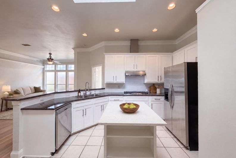 Photo 6 of 26 of 8703 Stonecrest Dr, Irving, TX