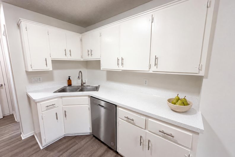 Photo 8 of 30 of 15393 Trillium Cir, Eden Prairie, MN