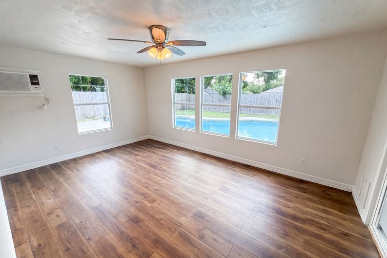 Photo 8 of 26 of 910 Luella Ave, Deer Park, TX