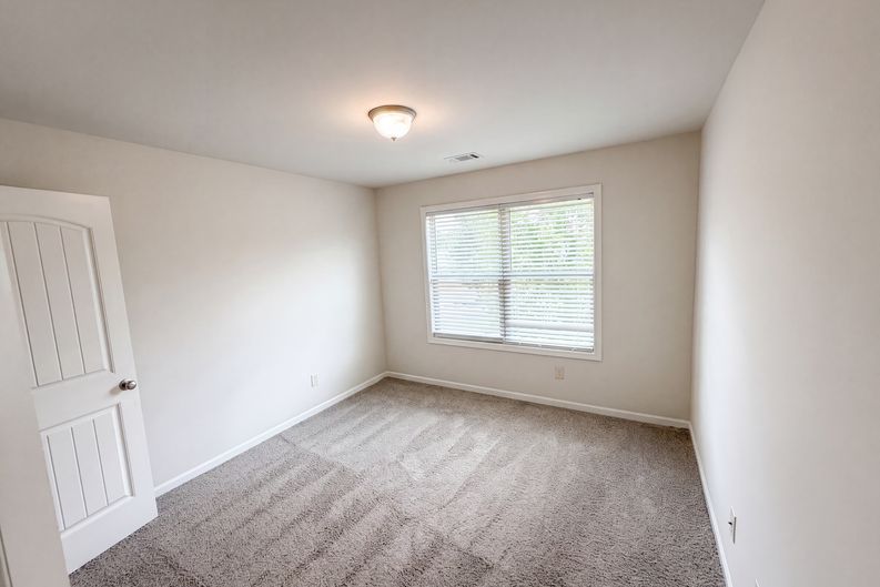 Photo 10 of 34 of 821 Walnut Woods Dr, Braselton, GA
