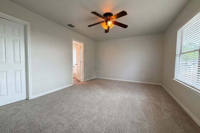 Photo 4 of 17 of 5708 Maxfli Dr, Schertz, TX