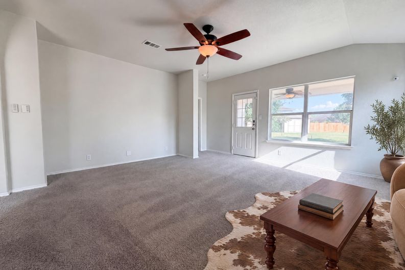 Photo 9 of 16 of 2886 Oakbranch Rdg, New Braunfels, TX
