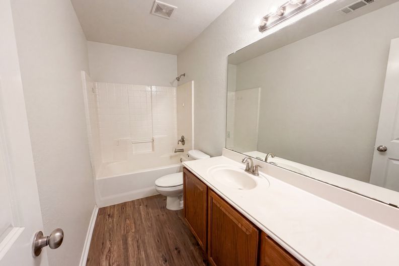 Photo 13 of 17 of 1618 Hillside Dr, Waxahachie, TX