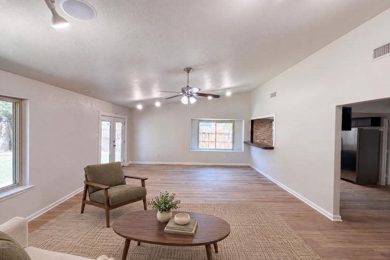 Photo 3 of 21 of 220 Grand Meadow Dr, Fort Worth, TX