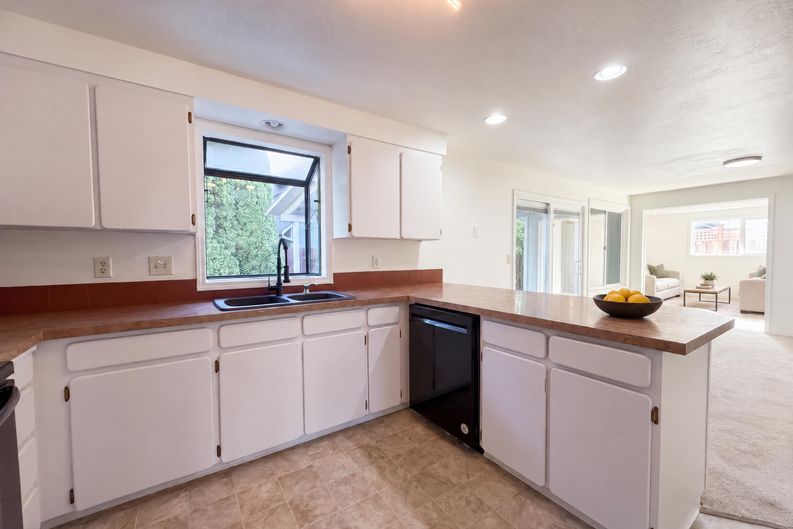 Photo 6 of 23 of 5810 NW Landing Dr, Portland, OR