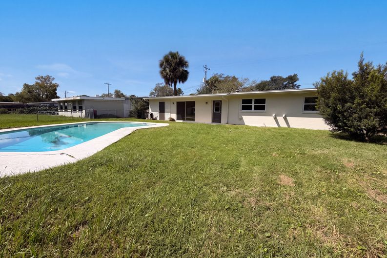Photo 5 of 17 of 1737 Hawaii Dr E, Jacksonville, FL